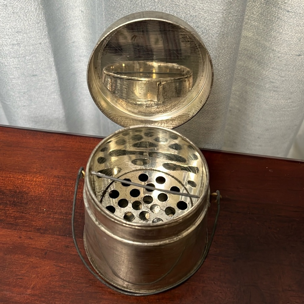 Vintage Grumbacher Paint Brush Cleaning Tin #858. For Eugene. Do not purchase.